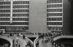 写真:新宿駅西口の立体交差(昭和44年)