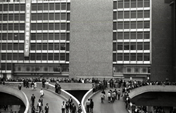 写真：新宿駅西口の立体交差（昭和44年）