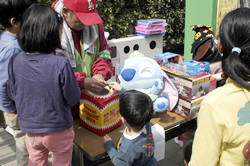 写真:抽選会に子どもたちが集まる