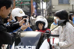 写真：白バイ撮影会・ヘルメットをかぶった子ども
