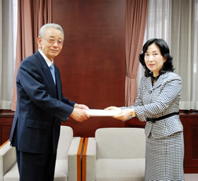 写真：協定書を取り交わす後藤社長と中山区長
