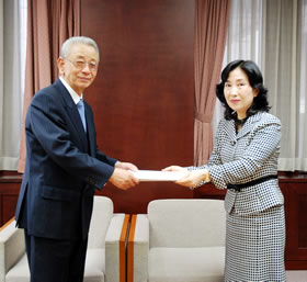 写真:協定書を取り交わす後藤社長と中山区長