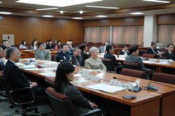 写真:講演を聞く検討会のメンバー