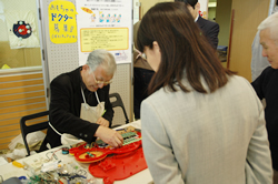 写真：おもちゃ修理のコーナー