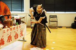 写真:刀で腕を切る(がまの油売り)
