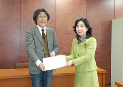 写真:中山区長に報告書を手渡す久塚座長