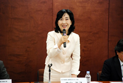 あいさつする中山区長