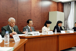 写真:会見の出席者