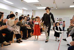 写真:ファッションショーの様子