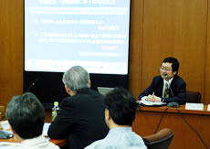 写真:基調講演をする西村室長