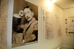写真:漱石ギャラリーパネル展示