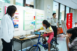 写真:自転車をこいで発電体験