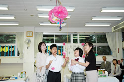写真:開所式のくす玉割り