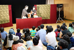 写真:人形劇「赤ずきんちゃん」を鑑賞する子どもたち