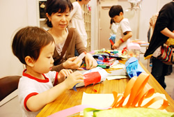写真:封筒でこいのぼりを作る男の子