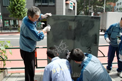 写真:新宿通りの落書き消去活動