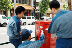 写真:新宿通りの落書き消去活動