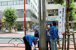 写真:新宿通りの落書き消去活動
