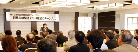 写真:講演する松平氏・満員の会場