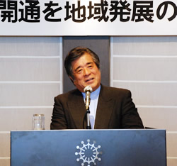 写真:講演する松平氏