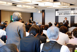 写真:講演する松平氏
