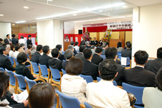 写真:竣工式会場を後方から見る