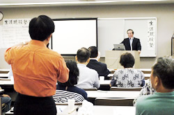 写真：講師に質問する参加者（昨年の生涯現役塾の様子）