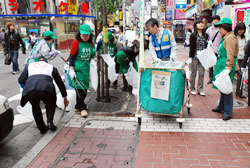 写真:清掃活動(歌舞伎町)