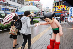 写真:ティッシュを配るアトム(高田馬場)