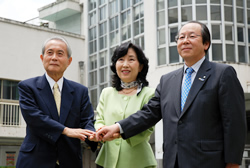 写真:左から新村雅彦喜兵衛プロジェクト代表、中山区長、吉野伊佐男吉本興業(株)代表取締役社長