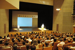写真:漱石を語る七夕講演会 ホールの様子