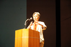 写真:漱石を語る七夕講演会 夏目房之介さん