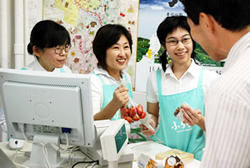 写真:「ふらっと新宿」レジの様子