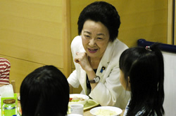 写真:教育再生会議委員 四谷子ども園視察