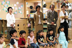 写真:教育再生会議委員 四谷子ども園視察