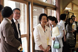 写真:教育再生会議委員 四谷子ども園視察