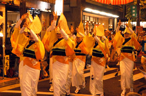 写真：昨年の神楽坂まつり