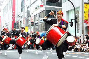 写真:昨年の新宿エイサーまつり