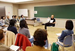 写真：管さんの話に聞き入る参加者の皆さん