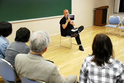 写真:写真を示しながら講演する管さん