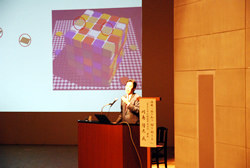 写真:スクリーンを使用した川島隆太教授の講演