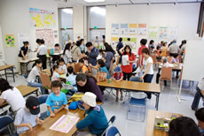 写真:多くの親子連れが来場した館内