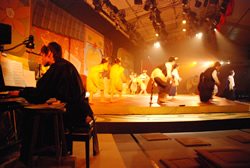 写真:ピアノ演奏と踊るねこたち