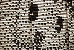 写真:切符アート・アトムの顔部分の拡大