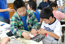写真:切符を貼り付ける戸塚第二小学校の子どもたち