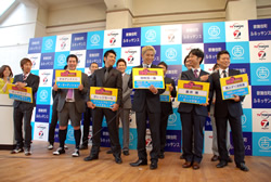 写真:記者の質問に答える田村亮(ロンドンブーツ1号2号)ほかの芸人
