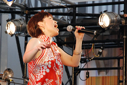 写真:気持ちよさそうに歌うNORAさん