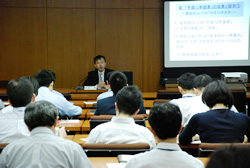 写真:基調講演を会場後方から見る