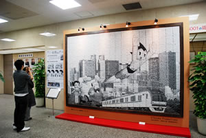 写真:区役所ロビーに展示された「切符deアート」
