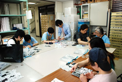 写真:高田馬場福祉作業所で作業するみなさん